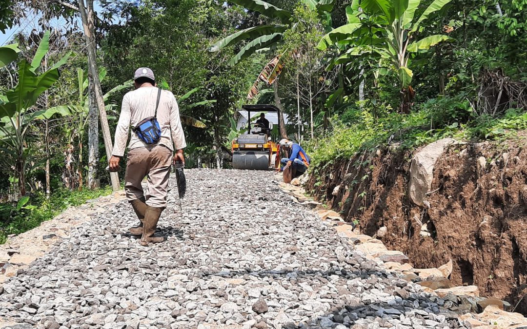 Giat Bangun Desa, Pembangunan Pengerasan Jalan Desa Dusun Empuk Rampung dikerjakan.