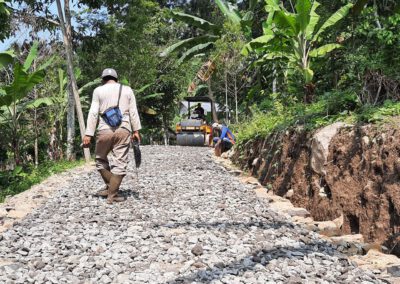 Giat Bangun Desa, Pembangunan Pengerasan Jalan Desa Dusun Empuk Rampung dikerjakan.