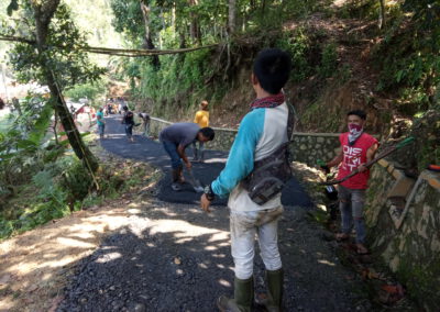 Pemdes Lakukan Pengaspalan Di Dusun Empuk Dengan Kualitas Terbaik