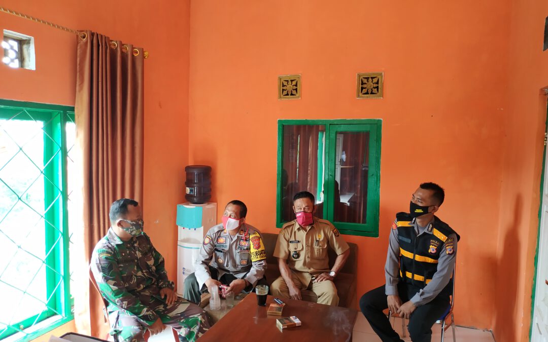 Kapolsek Cisolok Silaturahmi dengan Perangkat Desa Gunungtanjung Jelang Pilkada 2020 Ditengah Pandemi Covid-19.