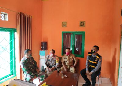 Kapolsek Cisolok Silaturahmi dengan Perangkat Desa Gunungtanjung Jelang Pilkada 2020 Ditengah Pandemi Covid-19.
