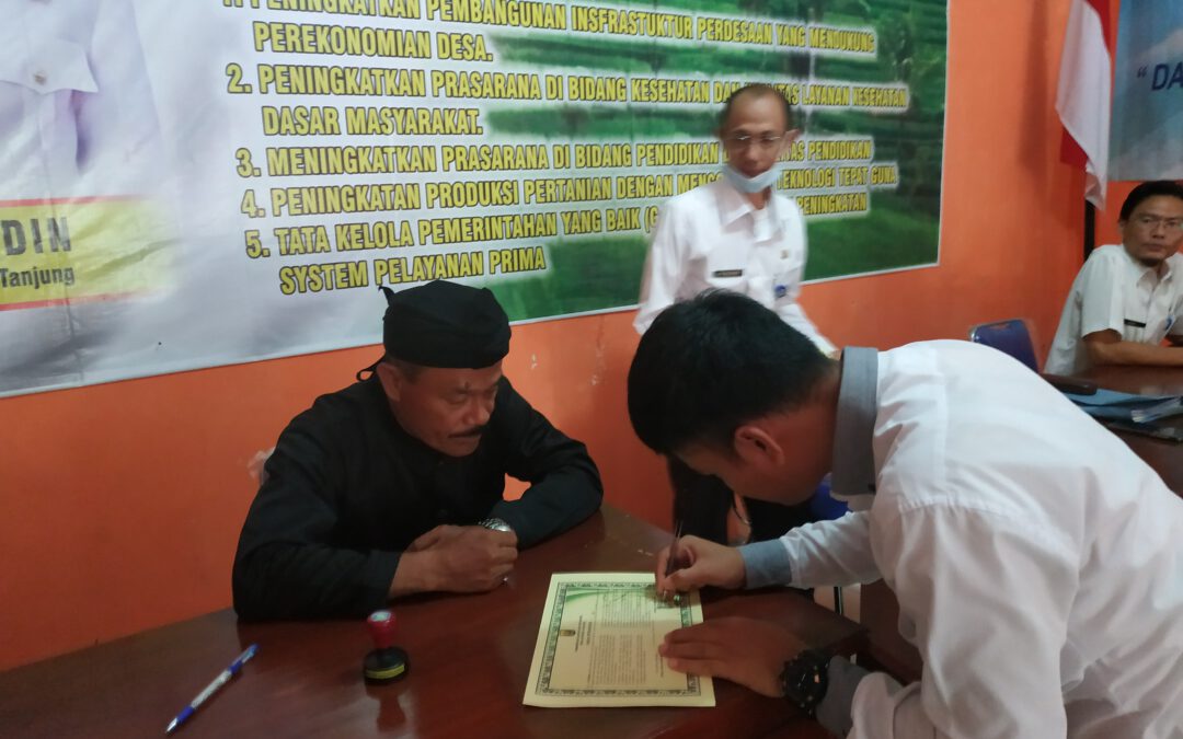 Tingkatkan Kedisiplinan serta Kinerja, Perangkat Desa Gunungtanjung Taken Pakta Integritas.
