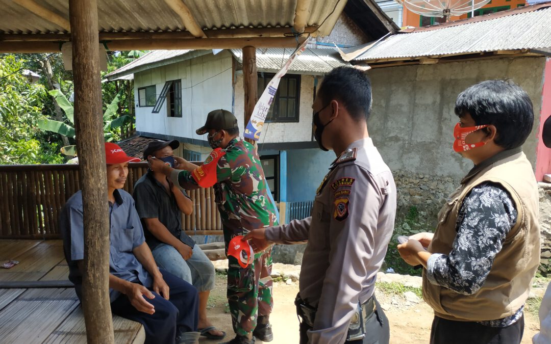 Babinsa Bersinergi dengan Bhabinkamtibmas Himbau Warga Patuhi Protokol Kesehatan.
