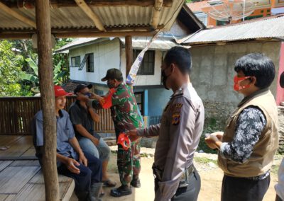 Babinsa Bersinergi dengan Bhabinkamtibmas Himbau Warga Patuhi Protokol Kesehatan.