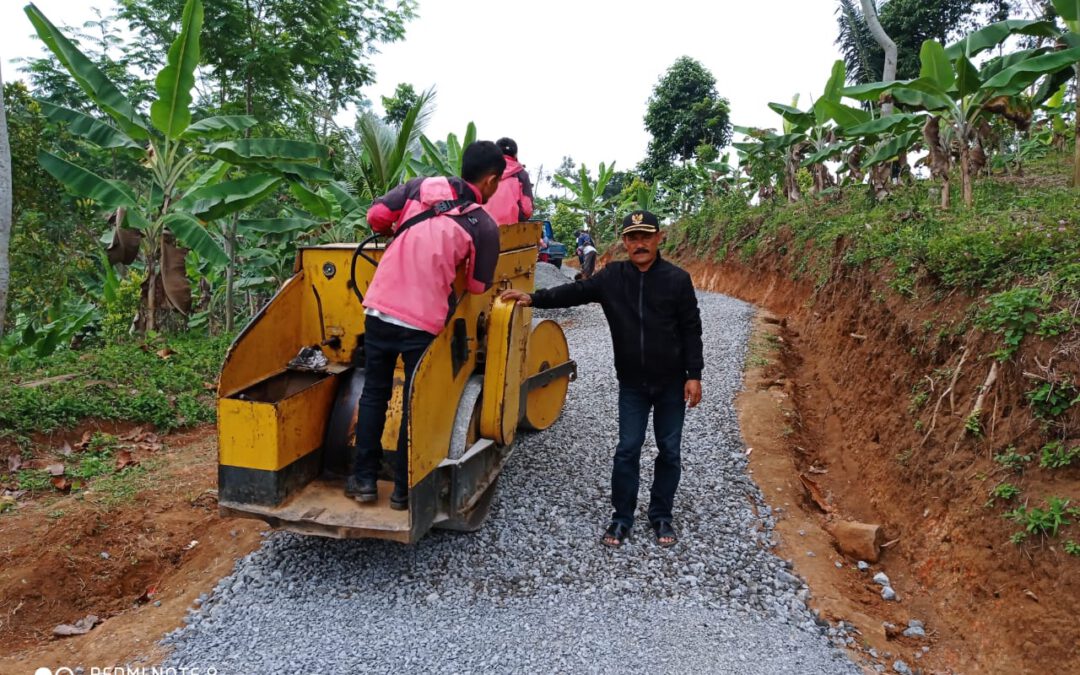 Pemdes Lakukan Pengaspalan Jalan Utama dan Jalan Penghubung Antar Desa