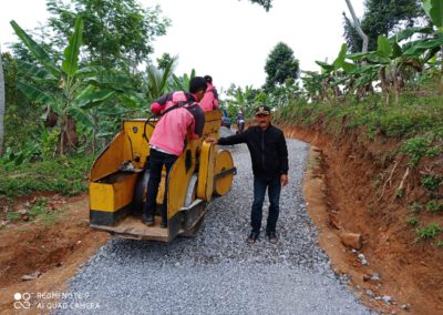 Pemdes Lakukan Pengaspalan Jalan Utama dan Jalan Penghubung Antar Desa