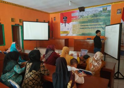 Sekdes Berikan Arahan sebelum Insentif PKK dibagikan.