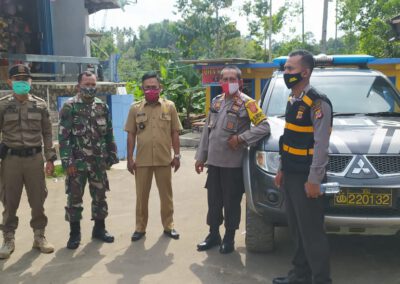 Kades Gunungtanjung bersama Babinsa dan Bhabinkamtibmas Cek lokasi Longsor Dusun Jambejajar.