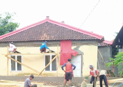 Kadus Tipar Ajak Masyarakat Kerja Bakti Di Mushola Agar Ibadah Tetap Nyaman Meski Musim Hujan