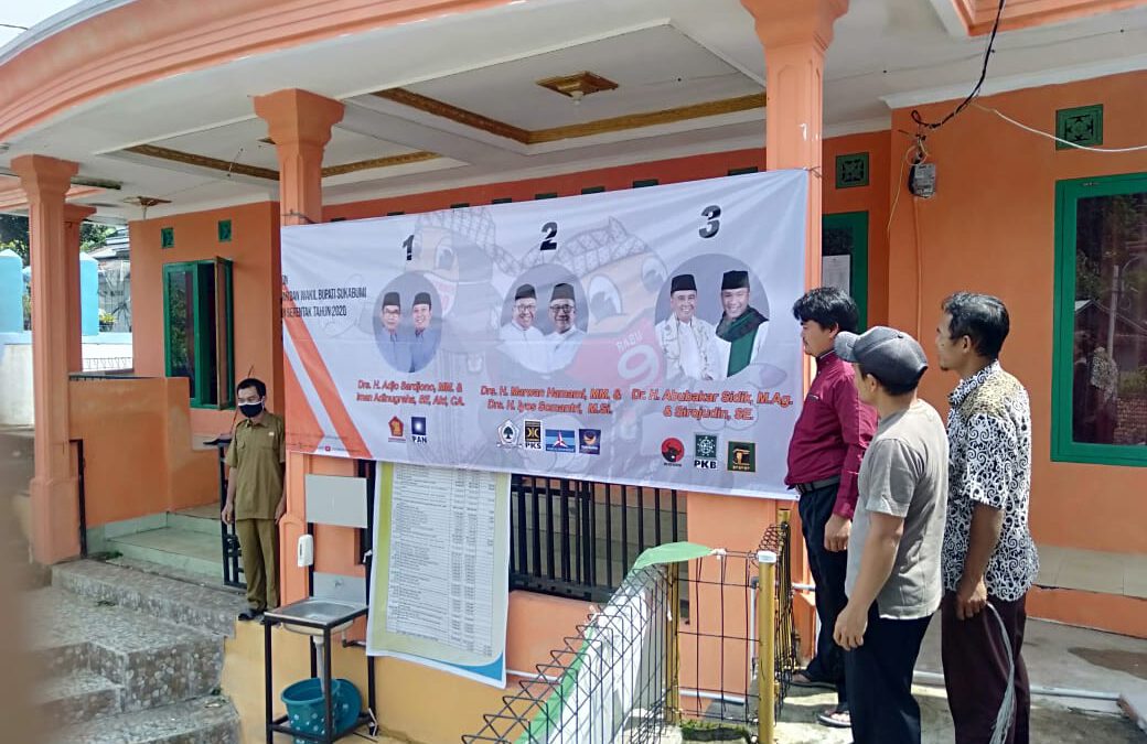 Sosialisasi Pilkada Oleh PPS Gunung Tanjung Melalui Pemasangan Spanduk Calon Bupati Dan Wakil Bupati