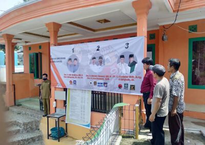 Sosialisasi Pilkada Oleh PPS Gunung Tanjung Melalui Pemasangan Spanduk Calon Bupati Dan Wakil Bupati