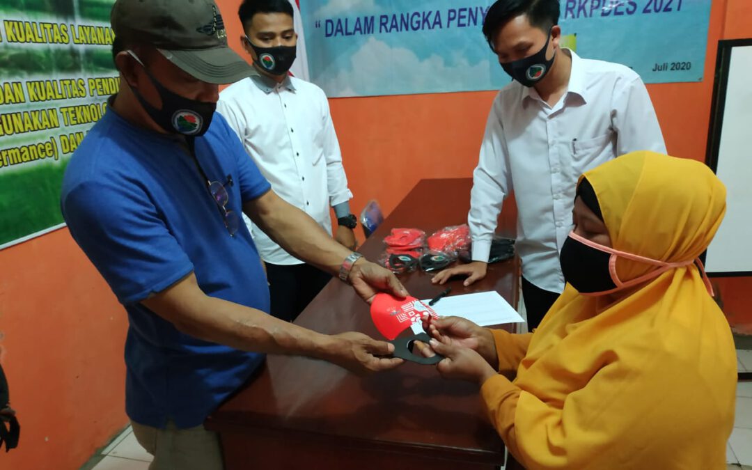 Pemdes Dengan TP PKK Bagikan 5000 Masker Kepada Masyarakat