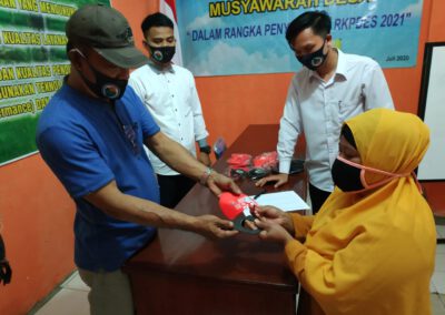 Pemdes Dengan TP PKK Bagikan 5000 Masker Kepada Masyarakat